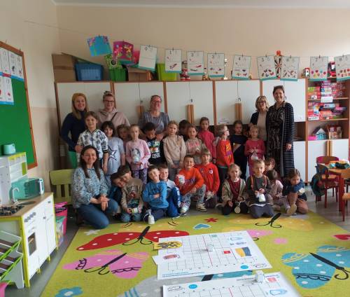 Nauczyciele i dzieci podczas wizyty w mieście partnerskim.